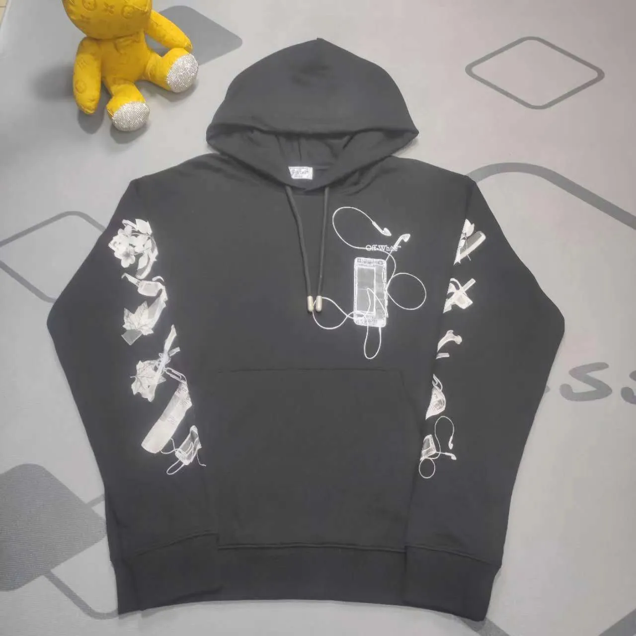 Top tested version OFF wired headphones WHITE hooded sweatshirt OW jacket hoodie oversize same style for male and female couples stars As a street fashion art in the luxury ranks, off white has always attracted many fans with its classic logo and trendy creativity. Not only is it an understanding of fashion, off white also intuitively reflects ♻️ environmental awareness in many works, and treats the world gently.  The kangaroo pocket adopts a special machine crimping process with externally shaped wiring. The brim of the hat is designed with threads, which is the first thing to look at when appraising.   The fabric is made of 480g terry cotton fabric with full drape.  Color: Black Size: XS-L P:430